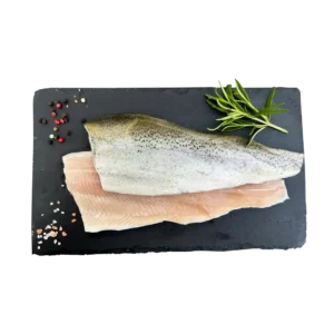 Świeży pstrąg tęczowy – delikatne, soczyste mięso idealne do pieczenia, smażenia i grillowania