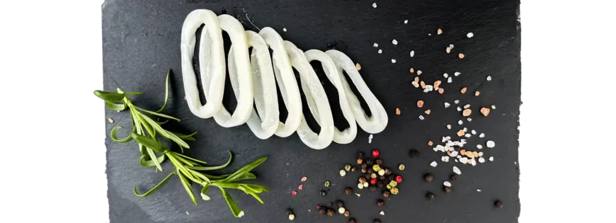 Krążki kałamarnicy – świeże, delikatne owoce morza idealne do smażenia, grillowania lub duszenia