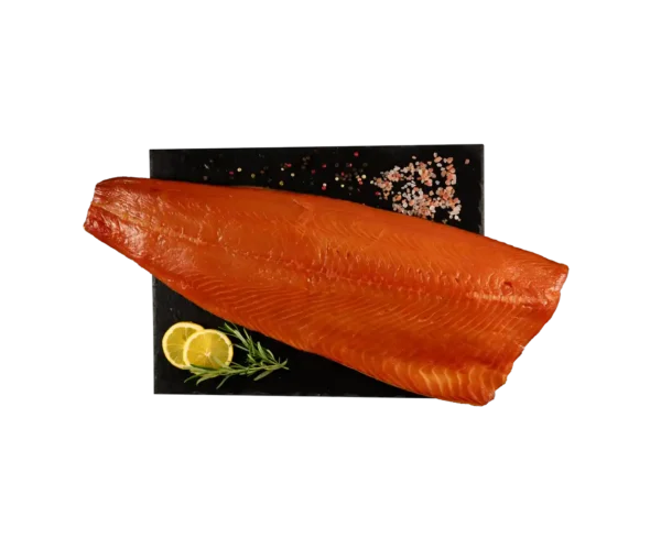 Łosoś wędzony na zimno – delikatne, soczyste mięso o subtelnym, dymnym aromacie, idealne do sałatek, kanapek i przystawek.