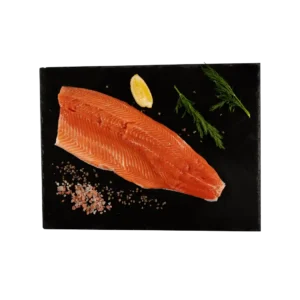Filet z pstrąga łososiowego – świeże, różowe mięso o delikatnym smaku, idealne do smażenia, pieczenia i grillowania