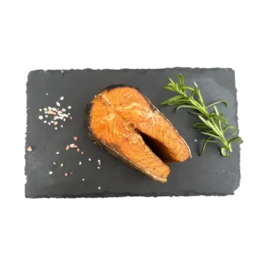 Świeży pstrąg tęczowy na drewnianej desce – delikatne, soczyste mięso idealne do pieczenia, smażenia i grillowania